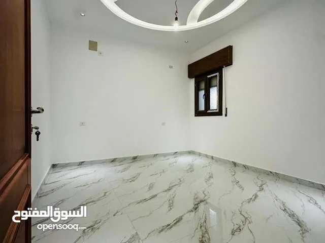 مبنى تجاري للبيع على الرئسي خدمات سوق الجمعة صالة وشقتين