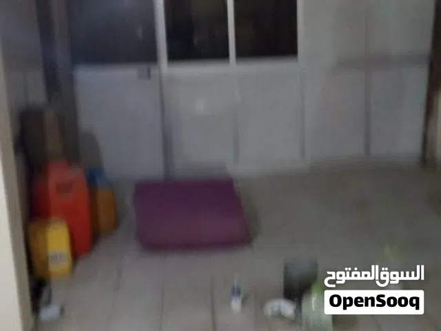 شقه الدور الاوال خلف جامع بوشعاله 2 غرف وممر حمام مطبخ
