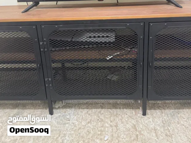 طاوله تلفزيون  من ايكيا حاله فوق الممتاز