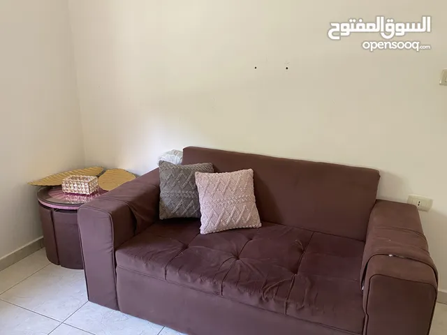 كنب عشر مقاعد للبيع مع طاولات وبراد بيكو
