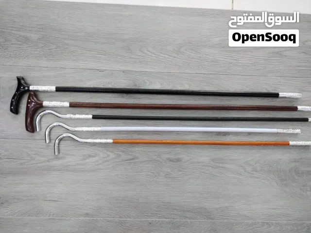 خناجر و خيزران و أحزمة