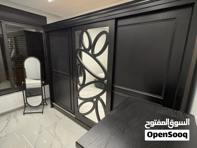 غرفة نوم شبه جديدة