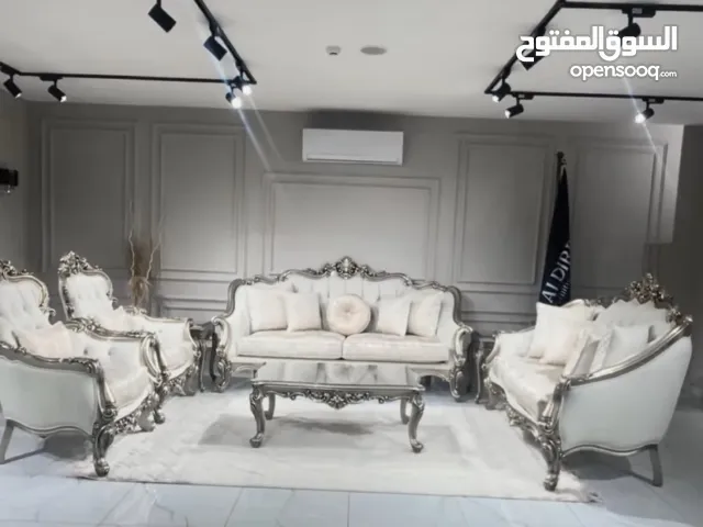 تفصيل وتنجيد وصيانة كنب وستائر مجالس بدقة التفاصيل موديلات راقية لأصحاب الذوق والفن الراقي