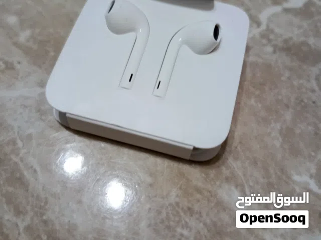 سماعات آيفون بسلك أصلية جديدة غير مستخدمة. مدخل سلك lightning