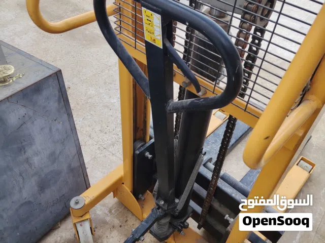 رافعة شوكية يدوية (ستاكر) حمولة 1.5 طن بحالة ممتازة للبيع السعر 550