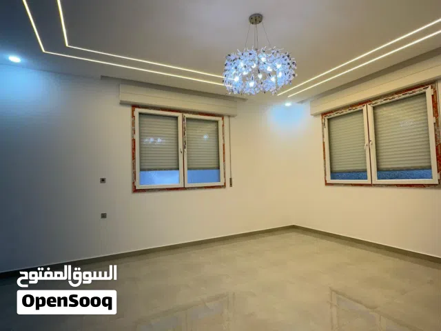 فيلا في حي قطر المساحه 600 الارض ومساحه المبنى 300 متر