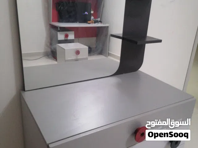 طاوله فيها مرآه للبيع الموقع ف بركاء الصومحان