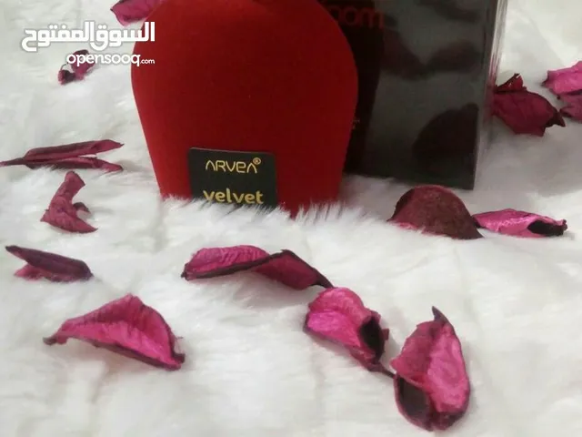 عطور انيقة وانوثية النساء