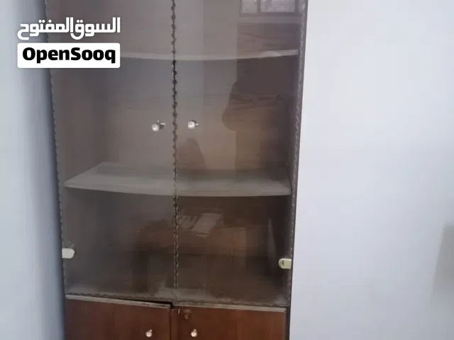 واجهة عرض (بترينة) خشب ملكي بحالة الوكالة ، خشب متين ومساحة تخزين كبيره - فخامة زمان بسعر لقطة"