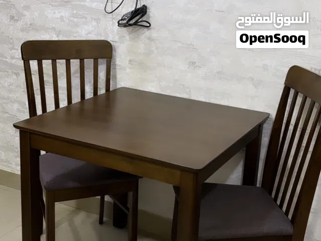 طاولة طعام شبه جديدة