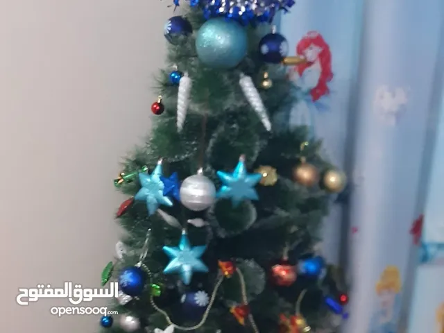 شجره كرسمس للبيع مستعمله الطول فوك المتر مع الزينه