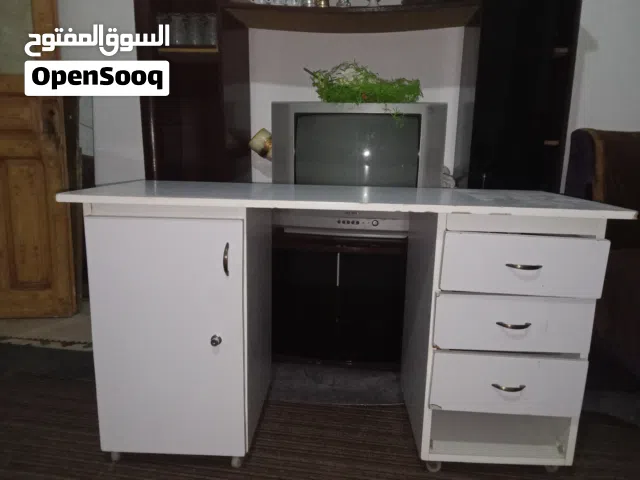 مكتب وكرسي