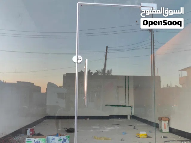 صيدلية ركن على الشارع العام للايجار الواجهة ستة و النزال سبعة و نص