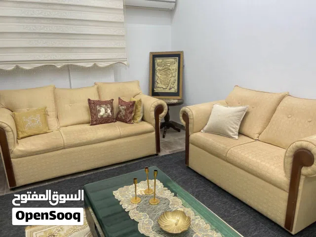 كنبتين وكرسيين بحالة ممتازة للبيع