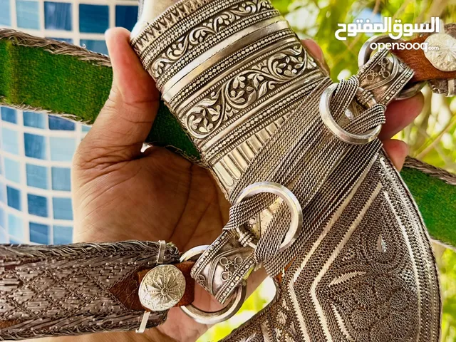 حنجر جميلة جدا شغل جميل ومرتب عليها قرن هندي مع حزاق فضه مقاس 6