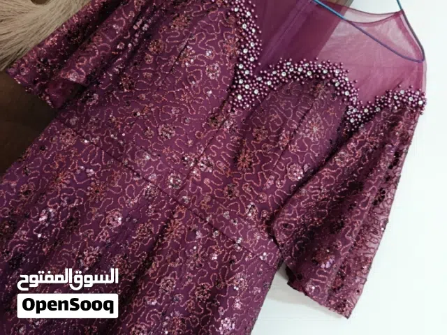 فستان جديد لبسه واحده لون عنابي قياس 44 كم تلتيني للبيع ب20 دينار