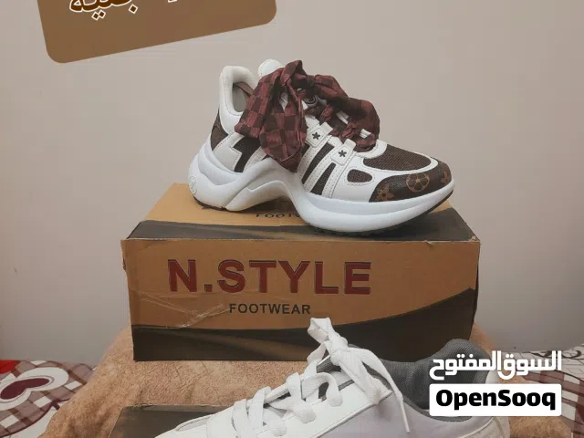 عروض كوتشيات LV و اديداس و بوما و نيو بالانس و نايكي شوكس عروض بسعر الجملة
