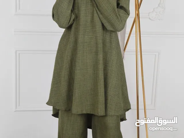 lطقم أنيق ومريح للمحجبا استمتعي بالأناقة والراحة مع هذا الطقم العصري بلونه الراقي وتصميمه العمل