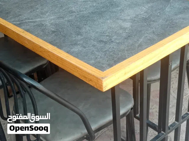 ميز طعام تركي قوي جدا نظيف جدا مع اربع كراسي متوفر ست قطع الميز خشب والكراسي حديد