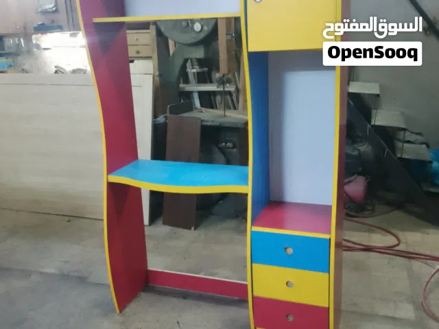 مكتب دراسي ومكتبه