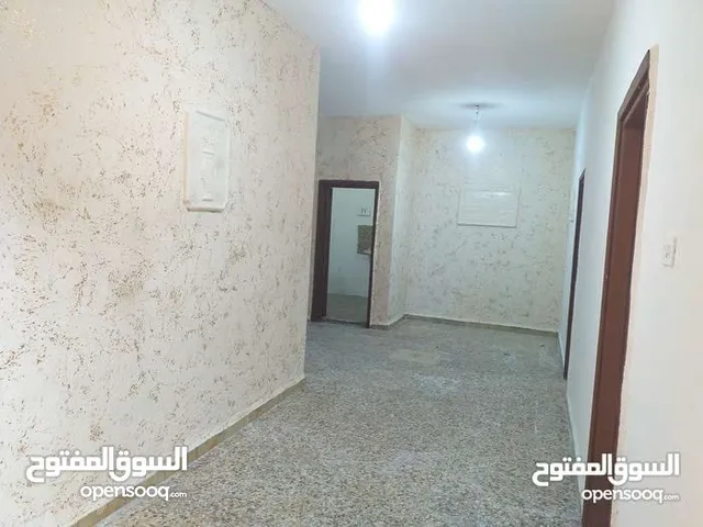 شقة للايجار في حي الرشيد جعفر الطيار طلوع الارسال بالقرب من مسجد الاسراء  3 غرف +2 حمام +مطبخ