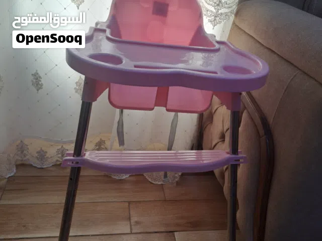 كرسي طعام بناتي لون زهري بحالة ممتازة
