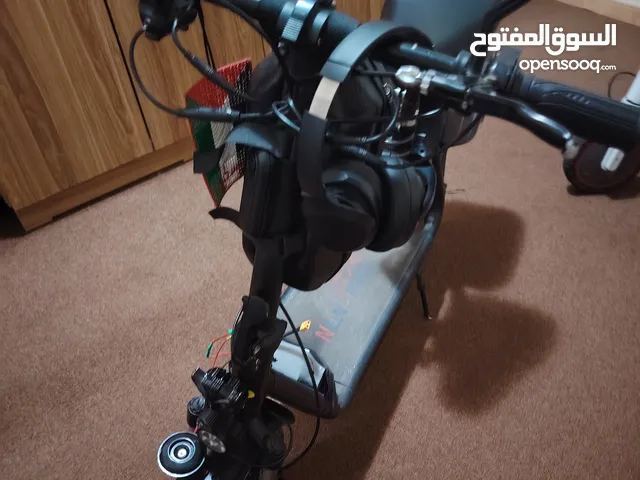 سكوتر ابو سله استخدام 4 اشهر بريكات جديد و بطاريه استخدام 4 اشعر مع شاحن جديد ما صار اا حادث بسيط