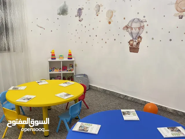 2 طاولات اطفال و10 كراسي