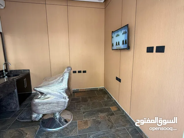 كرسي حلاقة VIP للإيجار - صالة راقية مع سكن خاص في موقع ممتاز بمصراتة !