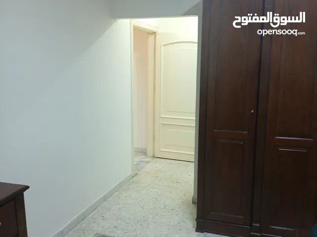 استوديو غرفة وصالة وحمامين وترث كبير