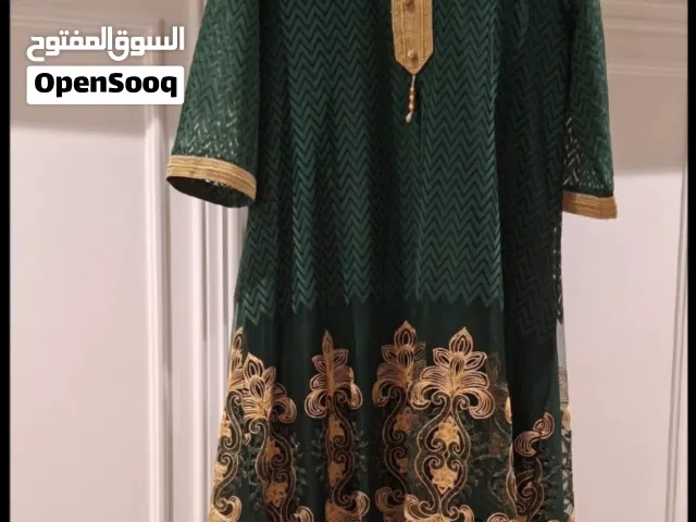 فستان نسائي أخضر مطرز – أنيق ومميز
