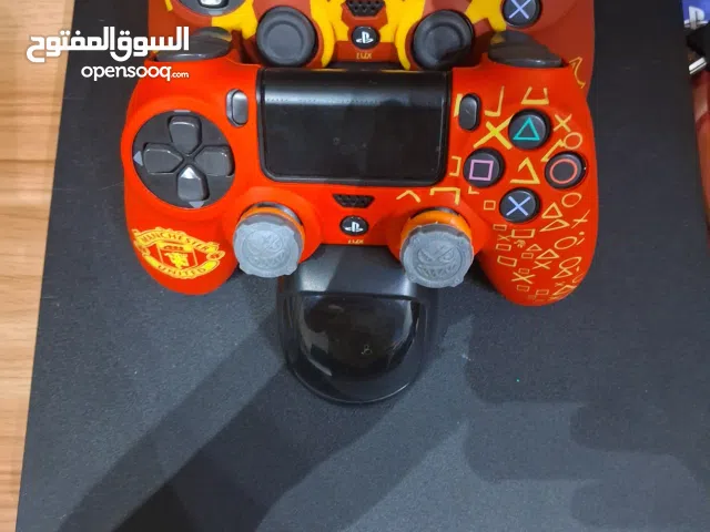 ps4 flawless with 2 games and 2 controllers