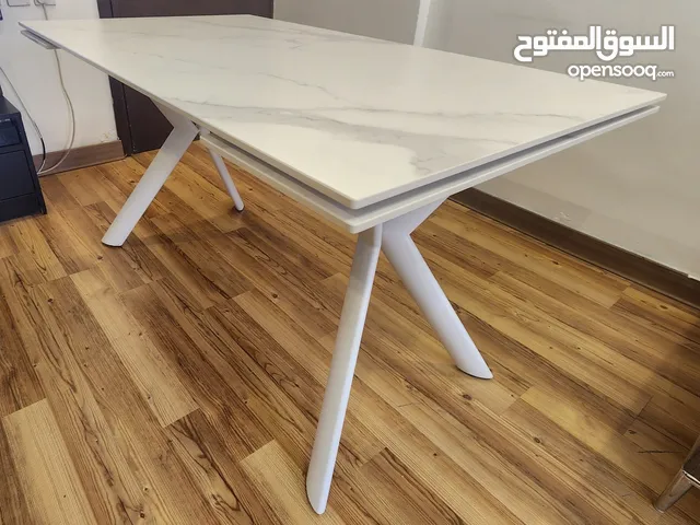طاولة طعام عصرية وعملية ومميزة للغاية قابلة للتمديد.