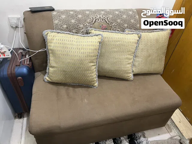 كنبة صغيرة بحالة ممتازة + ايس بوكس كبير
