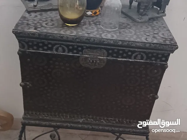 صندوق كلاسيكي مع مجموعة تحف