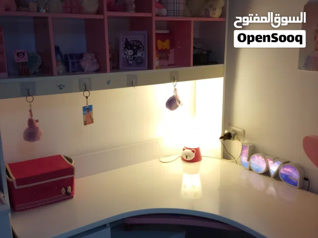 سرير مع فراش ومكتب دراسي بحالة جيدة جدا