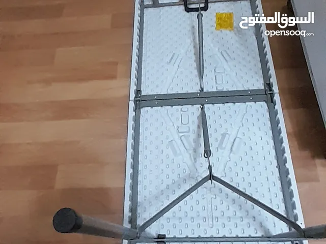 طاولة بلاستيك بحالة ممتازة استعمال خفيف الطول متر وعشرين سنتى والعرض ستين سمتى