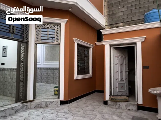 بيت للبيع المساحة 180متر بلقرب المدارس والخدمات والسعر كلش مناسب   وبي مجال شي بسيط للمشتري