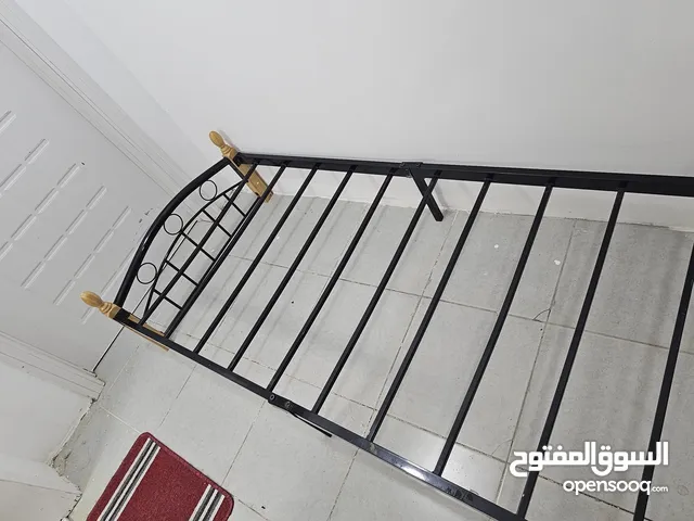 Single wood and metal bed in very good condition hair is negotiable سرير فردي خشب ومعدن بحالة جيدة