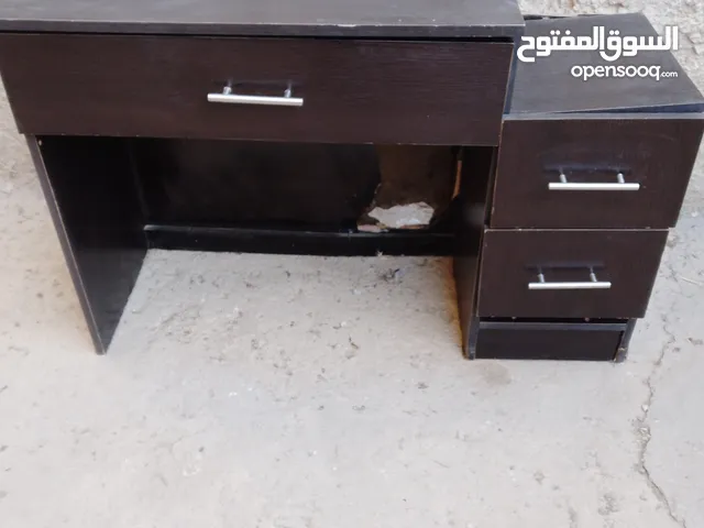 مكتب خشب للبيع بسعري مغري جدا فقط 5دنانير