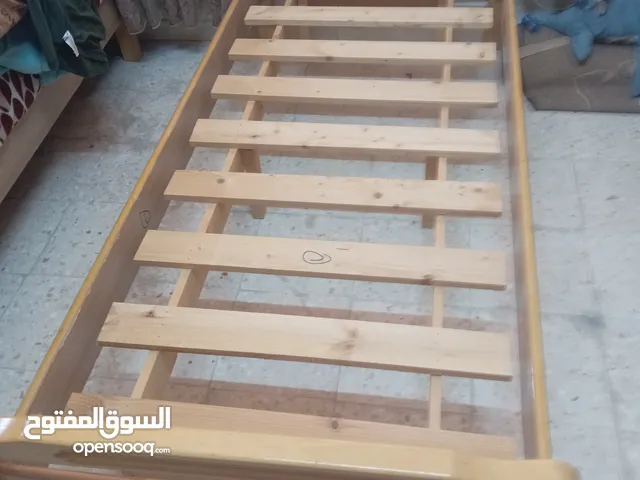 طقم كنب 7 مقاعد مستعمل و تختين وطاوله سفره