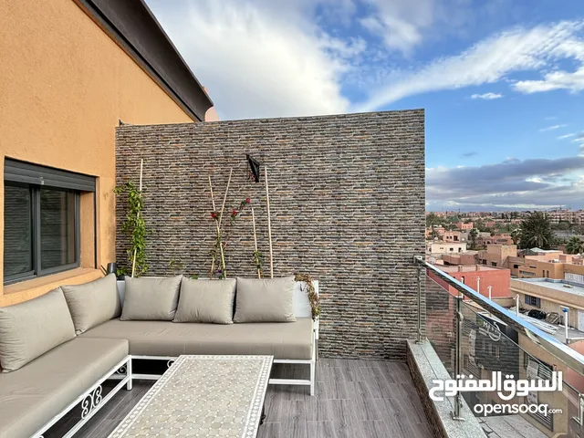 Apparetment de luxe à gueliz location nuitée avec un grand terrasse .