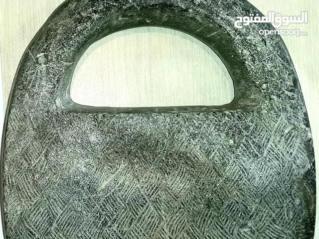 كيس حجري عمره 5000 عام (وزن) من حضارة جيروفت في إيران.