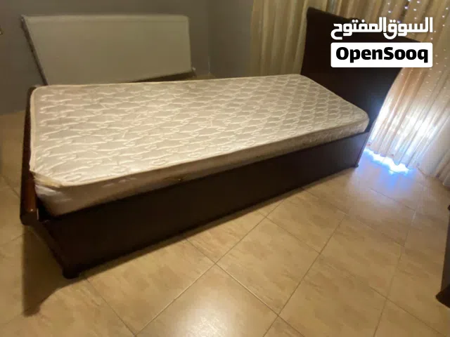 تخت مفرد ونص خشب بلوط – بحالة ممتازة