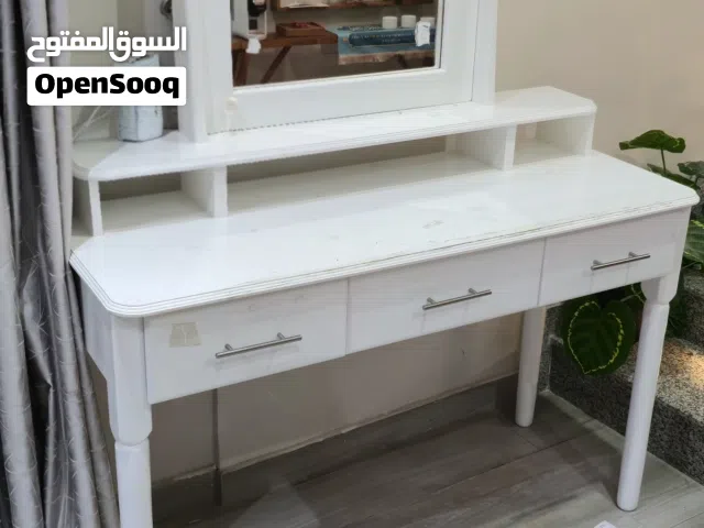 تسريحه مع جامه و طاوله تخزين و طاوله رفوف (مستعمل بحاله ممتازه جدا )