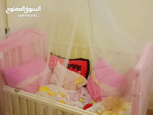 تخت استعمال بسيط جدا لعمر خمس سنوات مع كرسي طعام كبير لون زهري بناتي