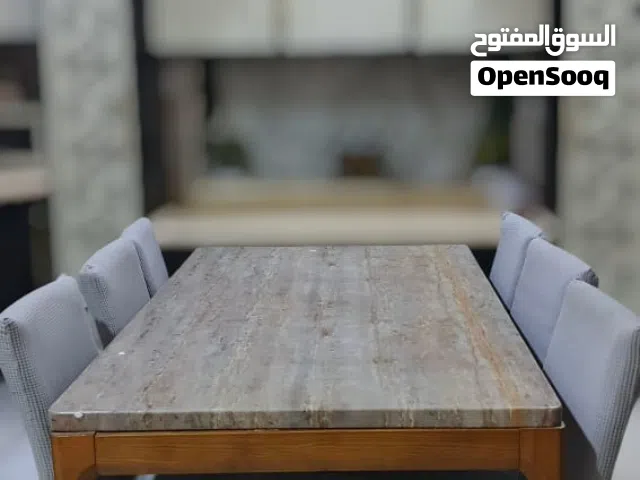 طاولة مع كراسي للبيع