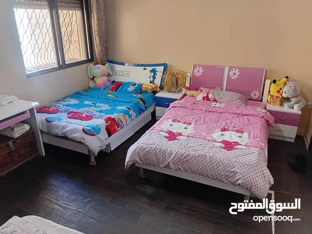 سرير بناتي وولادي عدد 2 وكمدينات 2 ومكتب مع الفرشات