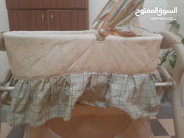 سرير هزاز مع سلة