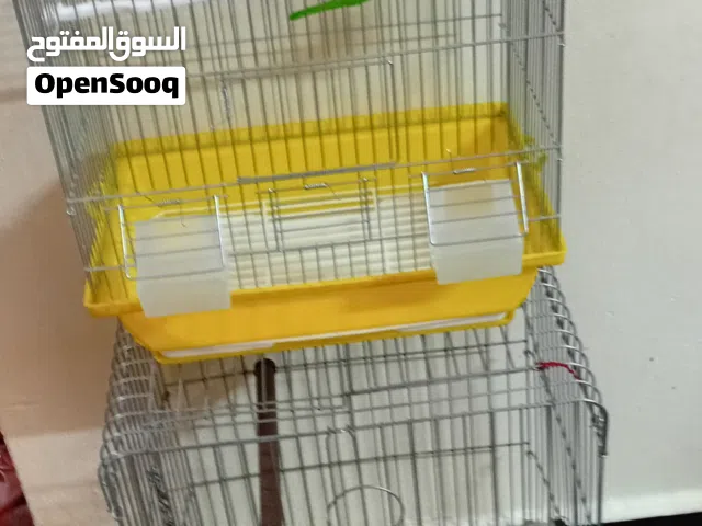 قفص 3 معالف سوري جديد مع اغراضو وقفص كاسكو نظيف للبيع السعر 10 دنانير القفصين الموقع خريبه السوق